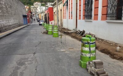 Regulan tránsito en el Centro Histórico por construcción de banqueta peatonal.