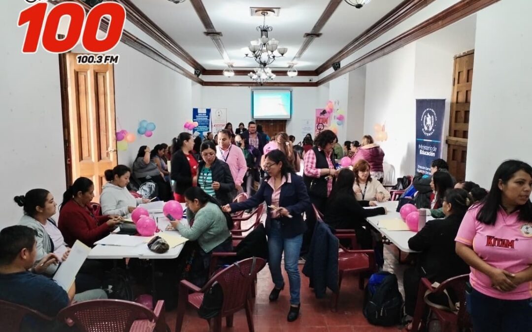 Educación Extraescolar capacita a técnicos de Xela en emprendimiento.