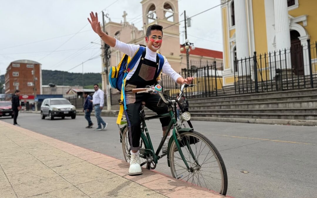 Payasito Toto Risas innova con su estilo y llena de alegría las calles de Totonicapán.