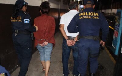 Capturan a padre e hija en Escuintla por orden de estafa propia.