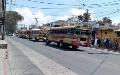Transportistas de rutas extraurbanas advierten paro de labores o alza al pasaje tras constante incremento al combustible.