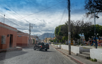 Habilitan paso vehicular en 4.ª calle y 20 avenida zona 1 tras trabajos por hundimiento.