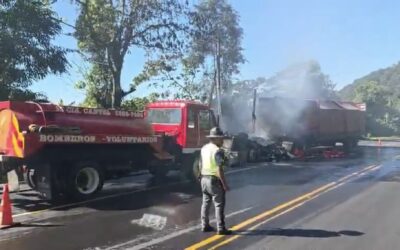 Vehículo consumido por las llamas en el km 201 de la ruta CITO-180 genera complicaciones viales hacia Quetzaltenango.