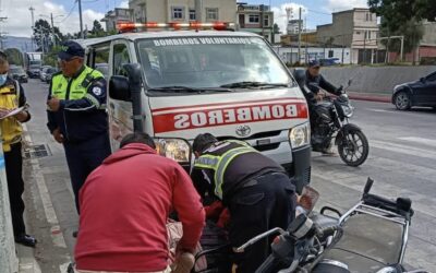 Mujer resulta herida tras colisión entre vehículo y motocicleta en zona 3 de Xela.