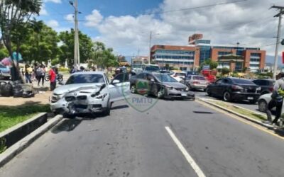 Hecho de tránsito y aceite derramado provocan cierre en zona 3 de Xela.