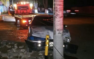 Vehículo derriba postes y deja sin energía sector de zona 1 en Xela.
