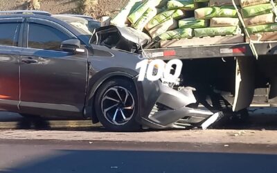 Colisión entre camioneta y camión genera tránsito lento en Autopista Los Altos.