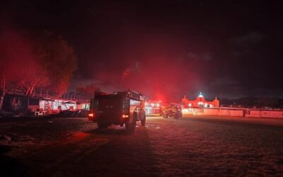 Incendio estructural consume varias áreas de la Granja Penal Cantel durante la madrugada; no se reportan heridos.