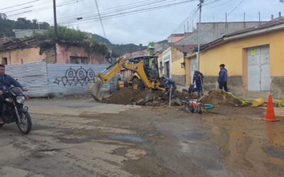 EMAX realiza trabajos de mantenimiento en línea principal de agua potable en zona 1 de Quetzaltenango.
