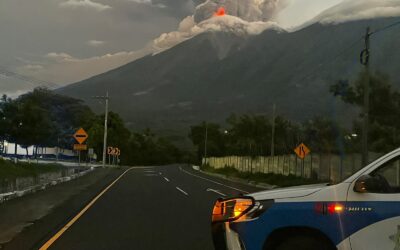 Mantienen cierre preventivo en la RN-14 por actividad del Volcán de Fuego.