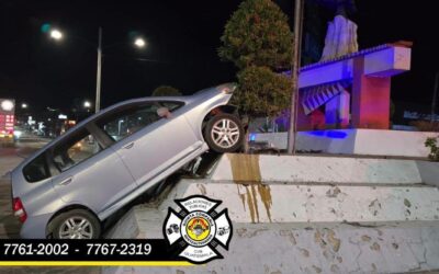 Vehículo colisiona contra la Rotonda a la Marimba en la zona 2 de Xela durante la madrugada.