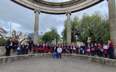 Niños de la Escuela Antonia Estrada Monzón recorren sitios históricos de Xela.