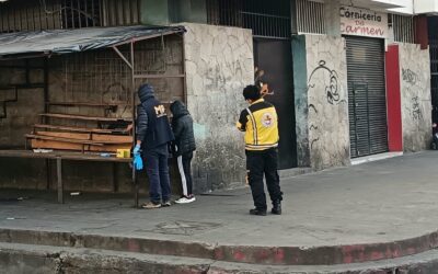 MP realiza recreación de escena de crimen donde hombre fue apuñalado.