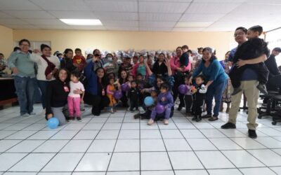 Entregan cuarto kit de alimentos a niños con desnutrición aguda en Quetzaltenango.