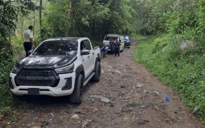 Hallan a hombre sin vida en un vehículo atacado a tiros en Santa Bárbara, Suchitepéquez.