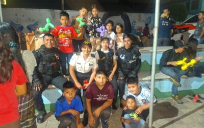 PNC comparte con niños albergados por erupción del volcán De Fuego
