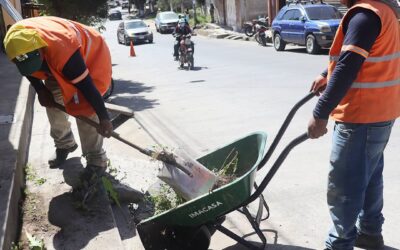 Personal municipal verifica funcionamiento de drenajes