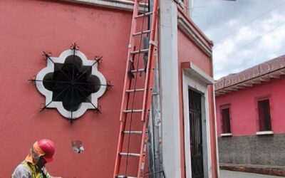 Técnicos de EEMQ retiran cables en desuso