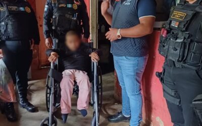 Agentes de PNC llevan silla de ruedas a niño