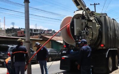 Quitan taponamiento en drenaje en la zona 5 de Quetzaltenango