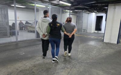 Policía arresta a pareja con más de 470 envoltorios con marihuana
