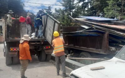 Muni de Xela retira vallas publicitarias no autorizadas