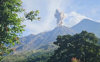 Volcán Santiaguito mantiene desgasificación y explosiones