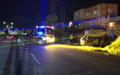 Vehículo volcado en la autopista Los Altos en Quetzaltenango