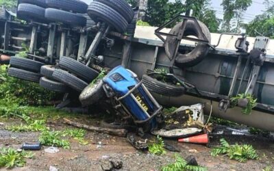 Pipa de combustible vuelca sobre autopatrulla y deja dos agentes de PNC fallecidos en Izabal
