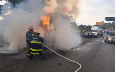 Vehículo pesado se incendia en Coatepeque