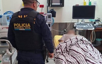 Vecinos retienen a presunto ladrón de insignias y motocicleta en zona 8 de Xela