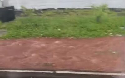Lluvia y rojizo del agua en cunetas sorprende a retaltecos