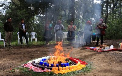 Candidatas a Umial Tinimit Re Xelajú Noj participan en ceremonia maya en el Cerro El Baúl.