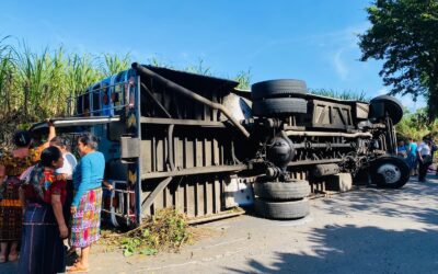 Vuelco de vehículo deja varios lesionados en la ruta entre San Francisco Zapotitlán y Pueblo Nuevo.