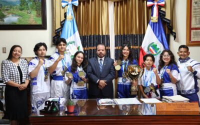 Alcalde de Quetzaltenango recibe a delegación que representará a Guatemala en campeonatos de Kickboxing.