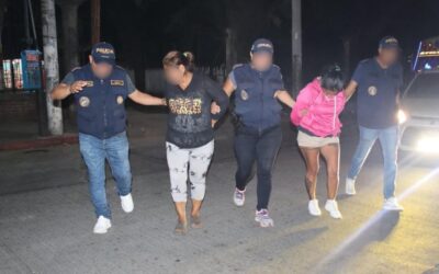 Madre e hija suman siete órdenes de captura por extorsión.