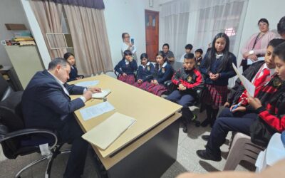 DIDEDUC Quetzaltenango recibe a estudiantes que proponen mejoras educativas.