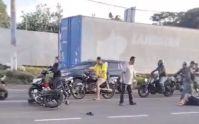 Motorista resulta herido tras presunto arrollamiento en Cuatro Caminos.