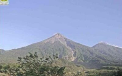Volcán de Fuego registra desgasificación y explosiones, reporta Insivumeh.