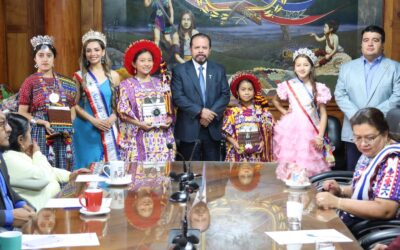 Representativas de Niña Quetzaltenango y Flor Nacional son presentadas ante el Concejo Municipal.