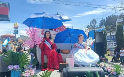 Reinas nacionales e internacionales se despiden de Xela con desfile de carrozas.