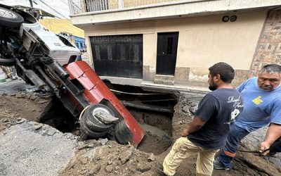 Camión cisterna cae a hundimiento en Mixco