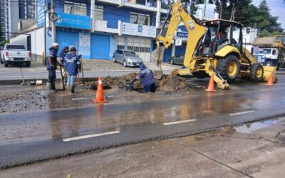 Reportan tubería rota en zona 8; sector bloqueado por trabajos