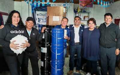 Entregan kits de pintura para el remozamiento de canchas deportivas en Quetzaltenango.
