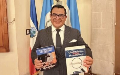 Abogado y criminólogo presenta dos libros en la URL