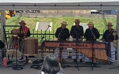 Marimba ancestral «Linda Juanera» se presenta en el Parque Central de Quetzaltenango.