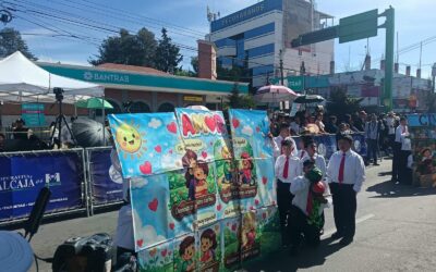 La escuela Vicente R. Sánchez desfila con rompecabezas y mensajes de valores.