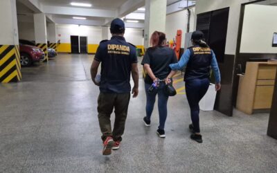 Capturan a mujer con cuatro órdenes de aprehensión por extorsión y estafa.