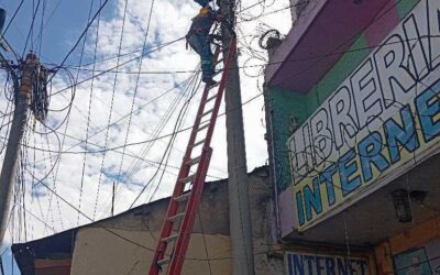 Técnicos de EEMQ reparan y cambian lámparas