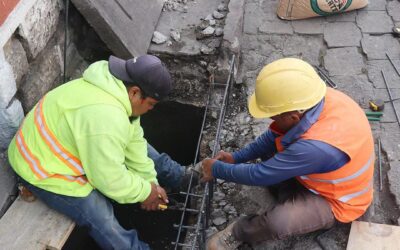 Personal municipal reparan tapadera de tragante